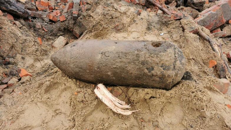 Die 2,5-Zentner-Brandbombe liegt in einer Sandgrube nahe des Nossener Ortsteiles Eulitz zur Sprengung bereit.