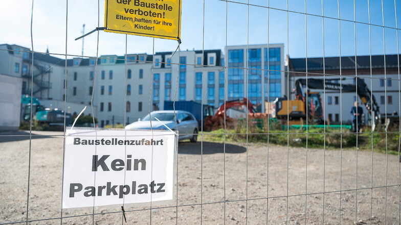 Der Parkplatz im Innenhof des Landratsamtes in Görlitz ist zurzeit wegen Bauarbeiten gesperrt.