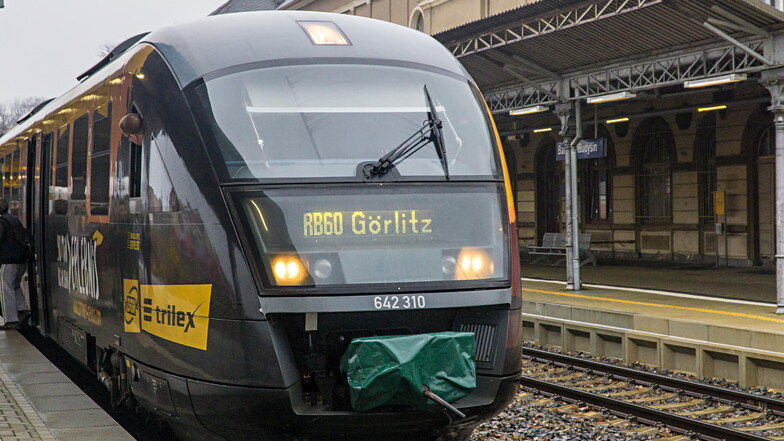 Auf der Bahnstrecke Dresden-Görlitz wurde ein Mann im Zug von zwei Unbekannten geschlagen.