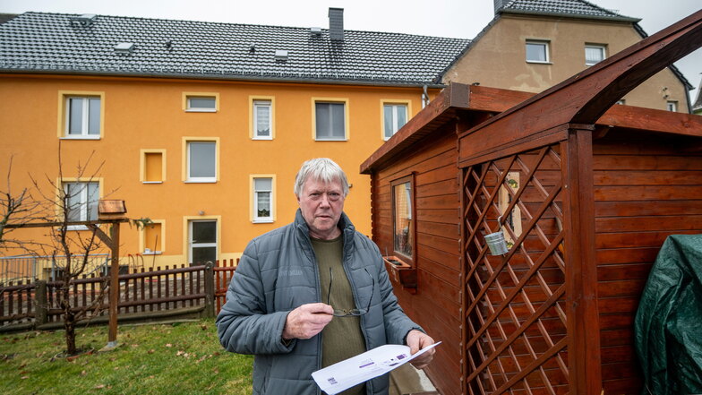 Auf der Gartenlaube in der Nähe seiner Wohnung in Hartha wollte Andreas Müller (kl. Foto) ein Balkonkraftwerk installieren. Inzwischen hat er das Vorhaben aufgegeben.