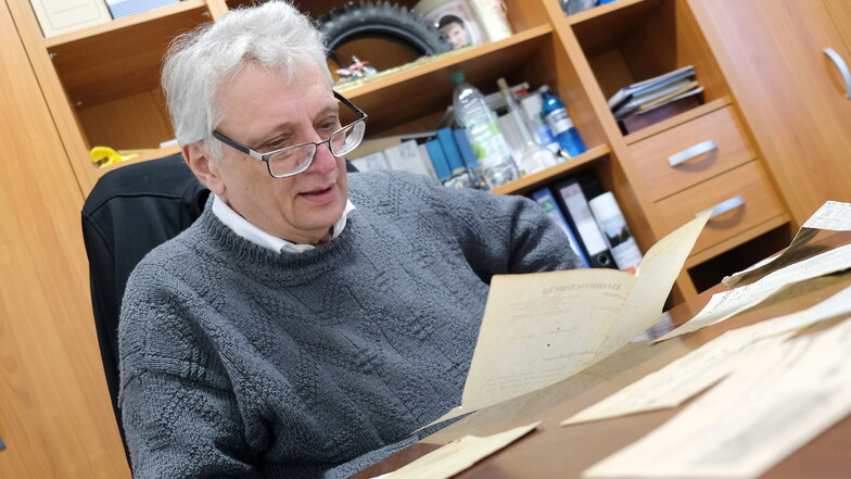 Jörg Schaldach studiert die Unterlagen, die auf dem Dachboden der alten Leichenhalle gefunden wurden.