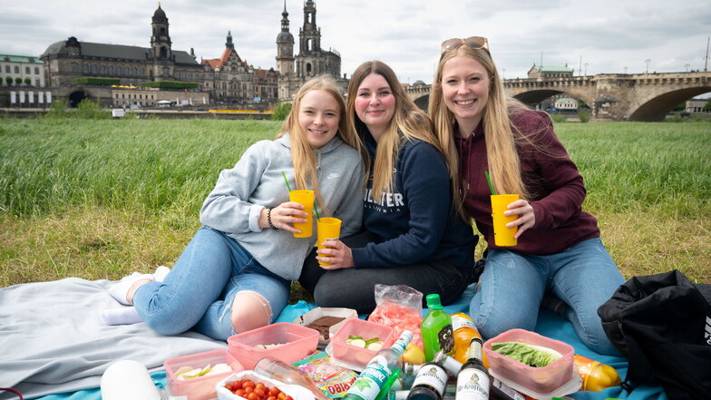 Die Studentinnen Malin (v.l.), Lina und Lisa haben zum Männertag ein üppiges Picknick an der Elbe genossen.