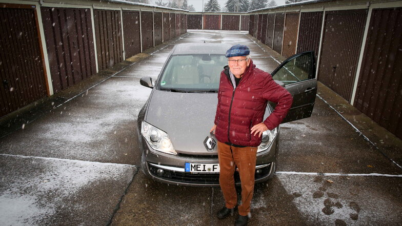 Dieter Knaack aus Coswig organisiert regelmäßig Kraftfahrerschulungen für Senioren. Er selbst ist 87 und sitzt regelmäßig hinter dem Steuer seines Renault Laguna. Aber es gibt Regeln.