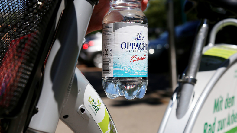 Perfekt für die Fahrradtour: Die Oppacher Ein-Liter-Flasche passt optimal in jeden handelsüblichen Fahrrad-Flaschenhalter. Noch besser: Das sanfte Mineralwasser des Familienunternehmens ist besonders bekömmlich beim Sport.