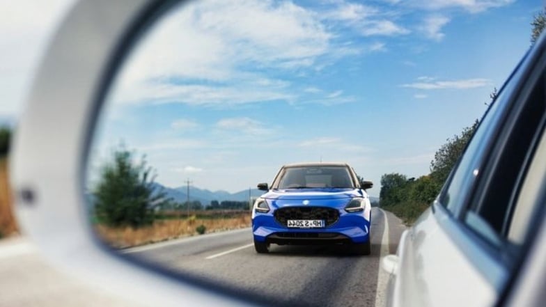 Toter Winkel-Warnsystem: Radarsensoren im hinteren Stoßfänger überwachen den Verkehr hinter und neben dem Fahrzeug. Der Fahrer wird gewarnt, wenn sich andere Verkehrsteilnehmer im toten Winkel befinden.