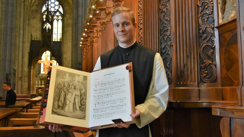 Frater Melchisedek im Stift Heiligenkreuz. Das kunstvolle Stundenbuch enthält die Gebete der Mönche.