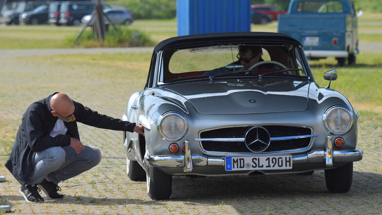 Geprüft wird der technischen Abnahme an der Dresdner Messe sehr genau - hier bei einem Mercedes-Benz 190 SL Coupé aus dem Jahr 1960.
