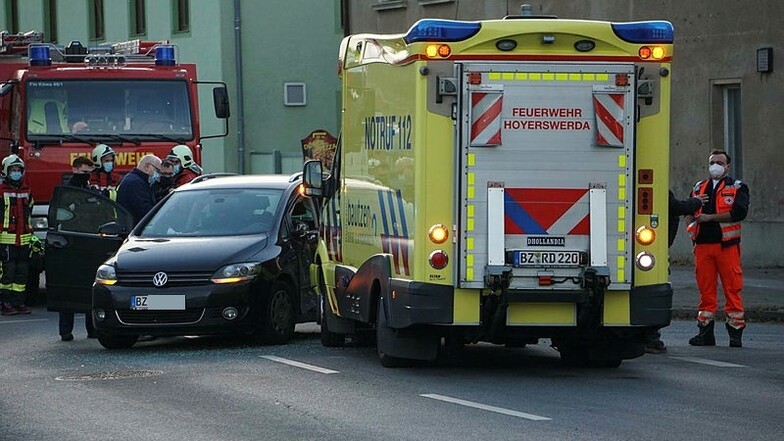In Königswartha stieß am Montagnachmittag ein VW mit einem Rettungswagen zusammen. Die Unfallursache ist noch unklar.