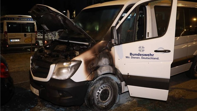 Unbekannte hatten die Fahrzeuge der Bundeswehr nach ersten Erkenntnissen der Polize in Brand gesetzt.