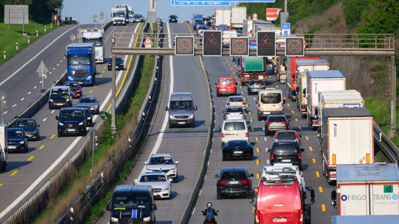 Auch in Sachsen nehmen mehr Autofahrer Mitfahrer mit, um die gestiegenen Spritkosten auszugleichen.