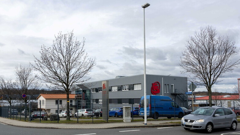 Unscheinbar wie die grauen Kästen, die die Firma F&S baut, ist ihr Firmensitz im Dohnaer Gewerbegebiet.
