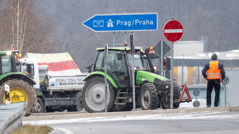 Bereits am Montag sorgten Landwirte mit ihren Traktoren dafür, dass Autofahrer nicht auf Autobahnen gelangten - so wie hier an der A17 in Pirna.