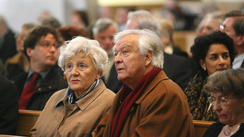 Theo Adam mit Frau in der Frauenkirche beim Festakt zum 800. Stadtjubiläum. Foto: Thomas Lehmann 