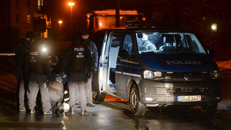 Die Beamten haben den 30-Jährigen auf der Max-Müller-Straße in Zittau festgenommen, nachdem er trotz Platzverweis zurückkehrte.