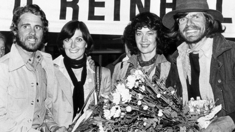 Bei ihrer Rückkehr aus Nepal wurden Peter Habeler (l.) und Reinhold Messner in München als Erstes von ihren Frauen Regine Habeler und Uschi Messner begrüßt.
