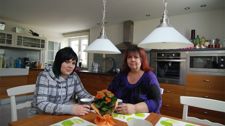 Vor acht Jahren war die Welt von Lisa Richter (links) und ihrer Mutter Annerose noch in Ordnung. Gerade hatte RTL-Deko-Queen Tine Wittler das Haus der Familie aufgehübscht. Nun verlangt das Finanzamt nachträglich Geld.