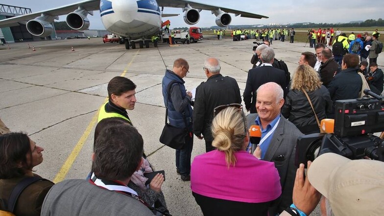 Jürgen Vietor, der ehemalige Co-Pilot der "Landshut", wird auf dem Flughafen von Friedrichshafen interviewt.
