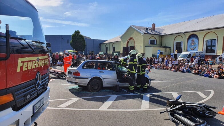 Etwa 200 Siebt- und Achtklässler aus Döbelner Schulen verfolgen mit Spannung das Präventionsprojekt „Autowracks gegen Drogen“, das am Montag äußerst realitätsnah auf dem Steigerhausplatz durchgeführt wurde.