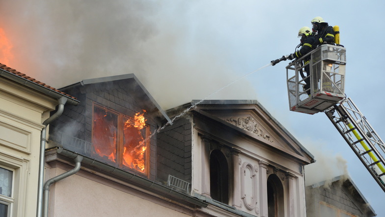 Am 30. September 2016 hatte das Feuer das gesamte Dachgeschoss zerstört. Nach den Löscharbeiten war das Haus unbewohnbar.