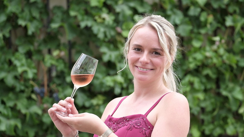 Die Sächsische Weinkönigin Sabrina Papperitz stammt aus Radebeul.
