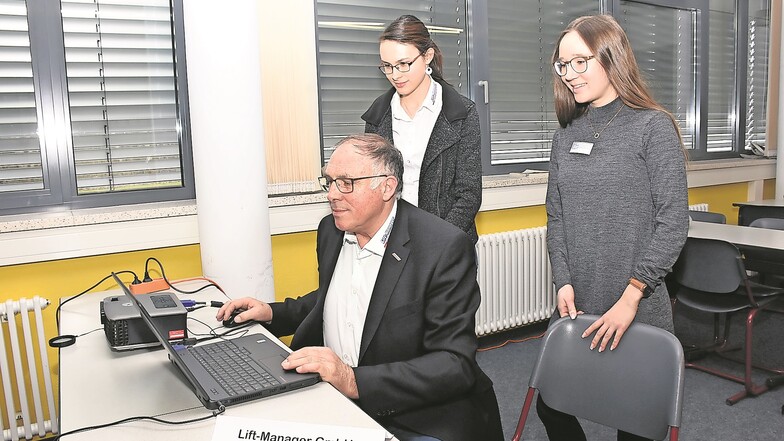 Roland Jäkel und seine Tochter Vanessa sowie Anne Hausetz (rechts) präsentierten zwei der insgesamt 17 Firmen am Tag der offenen Tür im Beruflichen Schulzentrum.