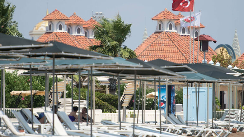 Leere Liegen am Strand bei Antalya in der Türkei. Vielen Urlaubern ist das Corona-Risiko zu hoch.
