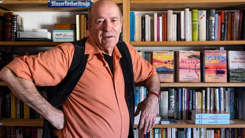 Hubertus Becker, Buchautor und ehemaliger Drogenschmuggler: Hier steht er vorm Bücherregal in seiner Wohnung in Görlitz.