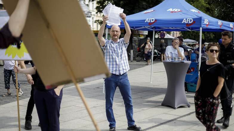 Lutz Jankus am vergangenen Sonnabend auf dem Görlitzer Marienplatz, als kurzzeitig Demonstranten, die sich für einen bunten Wochenmarkt auf der Elisabethstraße aussprachen, einen AfD-Infostand umstanden
