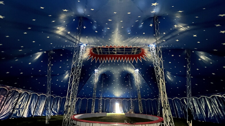 Ein Sternenhimmel breitet sich über die Besucher des Circus Festivals in Kamenz aus.