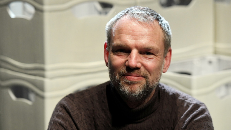 Der hoch geehrte Peter Lund, Jahrgang 1965, arbeitete seit 1985 als freischaffender Regisseur und Autor, unter anderem in Hamburg, Basel und Wien.