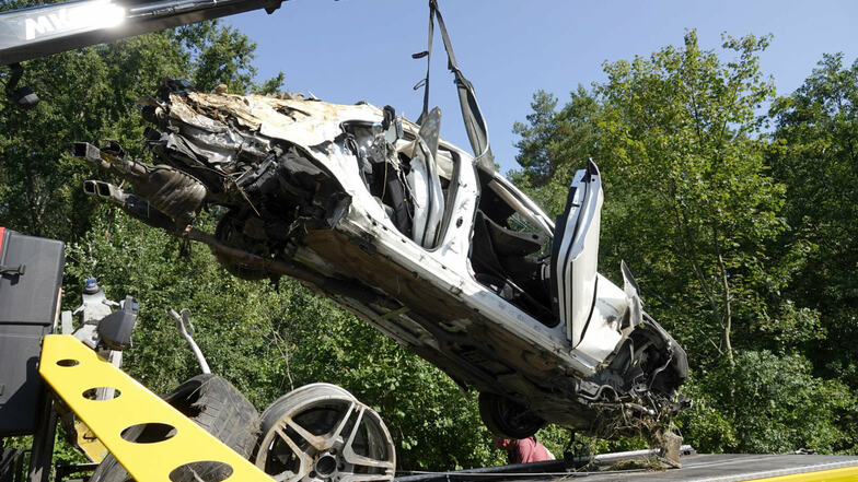Drei Personen wurden am 16. August bei dem Unfall mit diesem Mercedes auf der A4 zwischen Siebenlehn und Berbersdorf schwer verletzt. Eine Person starb. Ursache für diesen Unfall war ein Reifenplatzer.