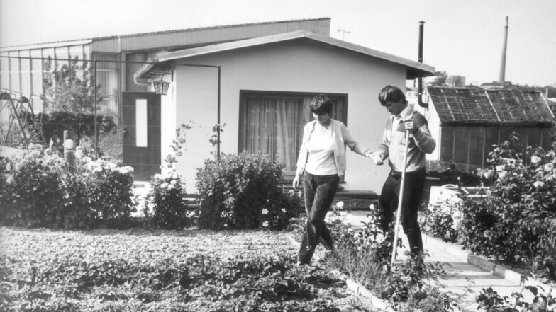 Riesaer im Gartenglück: "Bei der Gartenarbeit in der Kleingartenanlage am Robotron" ist diese Aufnahme des Riesaer Fotografen  Horst Siegert aus dem Jahr 1985 überschrieben. Zeugnisse wie dieses sucht das Museum derzeit.