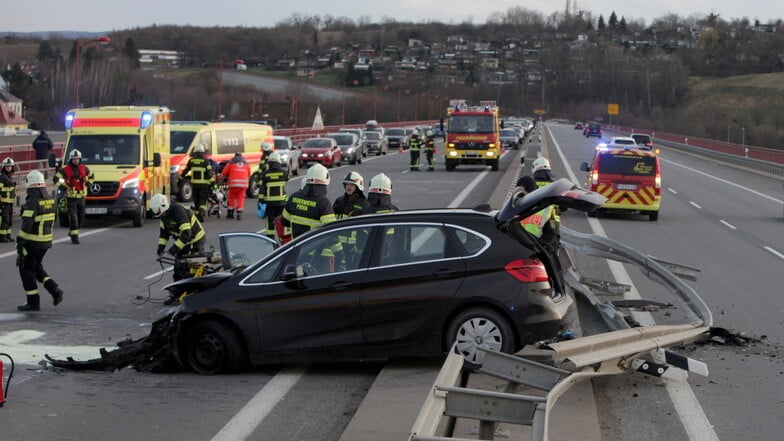 Unfallstelle auf der Pirnaer Sachsenbrücke: Die Polizei schätzt den Sachschaden auf 35.000 Euro.