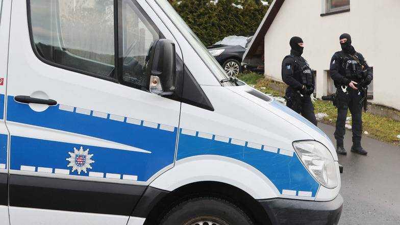 Die Polizei aus Thüringen und Sachsen haben in Jena einen mutmaßlichen Linksextremisten festgenommen, der 2021 in Sachsen einen NPD-Politiker überfallen haben soll.