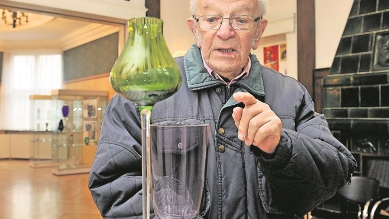 Horst Gramß hat Gläser, Vasen, Kelche, Schalen, Kerzenhalter und Schüsseln entworfen, die im In- und Ausland sehr beliebt und gefragt waren. Dafür heimste der Glasgestalter Goldmedaillen auf der Leipziger Messe und Designpreise ein.