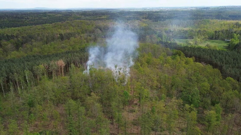 Der Waldbrand aus der Luft. Mit einer Drohne konnte der Brandort eingegrenzt werden.