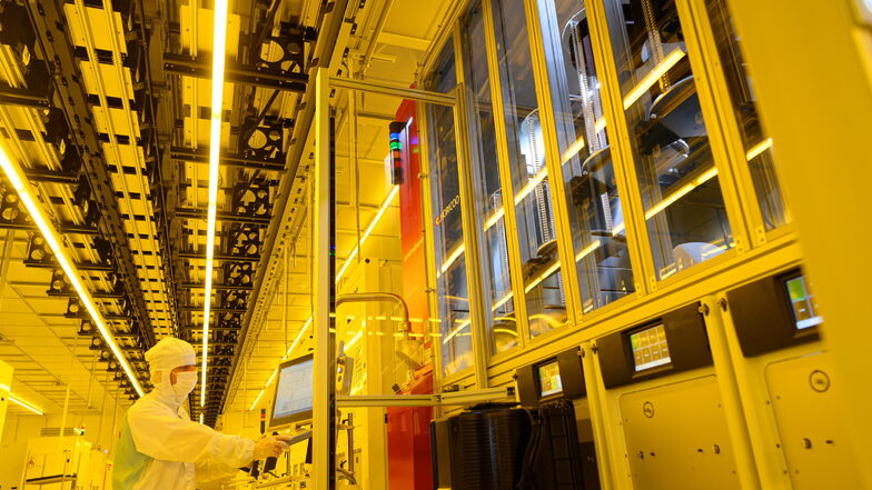 Ein Mitarbeiter in der neuen Halbleiterfabrik von Bosch im Reinraum an einer Maschine für die Bestückung von 300-Millimeter-Wafern.