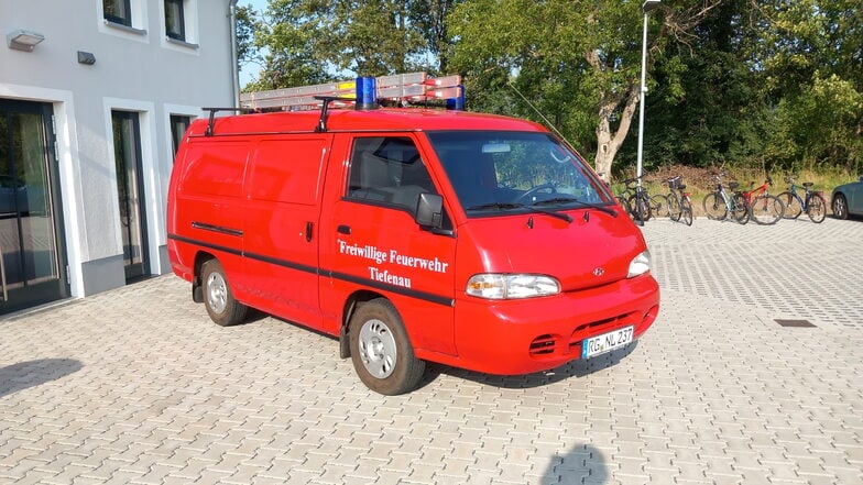 Das neue Feuerwehrauto löst diesen alten Hyundai (Baujahr 1999) ab, den die Tiefenauer Kameraden "Fischbüchse" nennen.