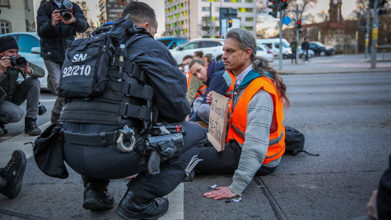 Immer wieder - und immer häufiger - blockieren Mitglieder der Bewegung "Letzte Generation" den Verkehr in Dresden. Nun hat die Staatsanwaltschaft Anklagen wegen einer Blockade auf der Nürnberger Straße erhoben.