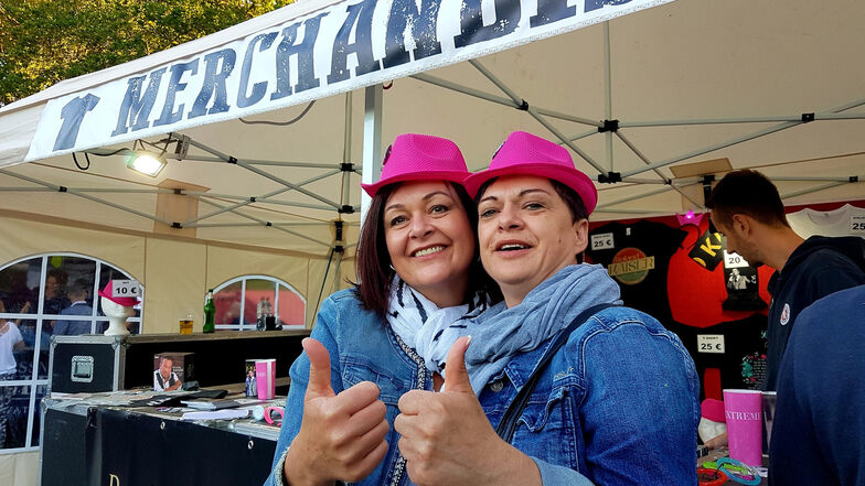 Diese beiden weiblichen Fans waren aus Cottbus angereist. Am Merchandising-Stand kauften vor allem Frauen ein.  