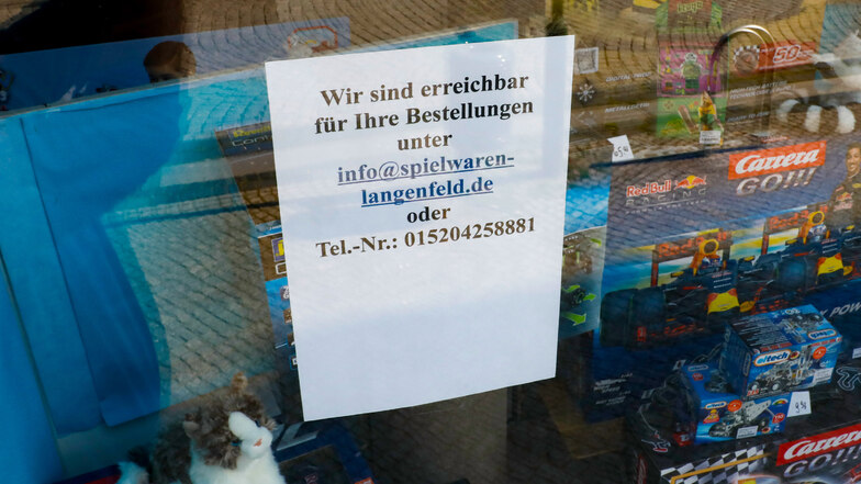 Unter anderem der Spielwarenhandel Langenfeld in Löbau auf der Bahnhofstraße wirbt mit dem Verkauf auf Bestellung.