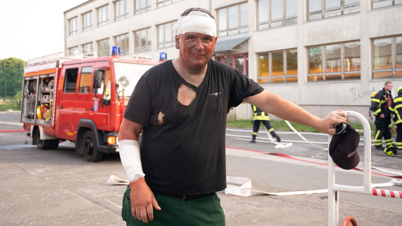 Opferdarsteller Rene Rossig von der freiwilligen Feuerwehr Schönefelder Hochland war der Erste, der "gerettet" wurde.