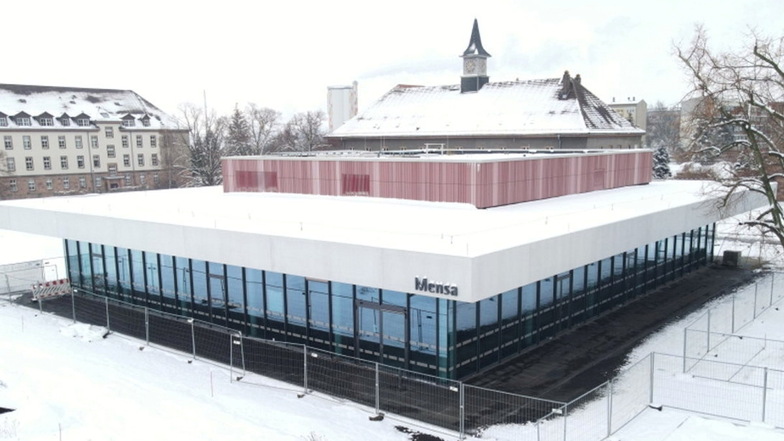 Die neue Mensa der Polizei-Hochschule in Bautzen besteht aus einem eingeschossigen Pavillon mit einem zweigeschossigen massiven Kern.