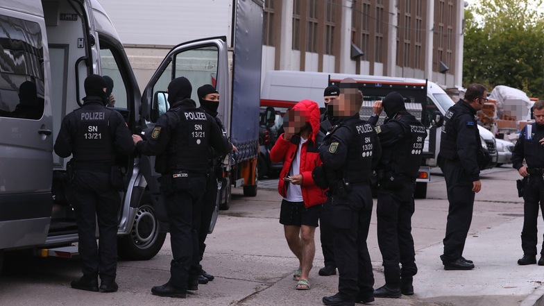 Auf dem Gewerbegelände an der Mügelner Straße waren neben der Dresdner Polizei auch Spezialkräfte des Landeskriminalamt im Einsatz.