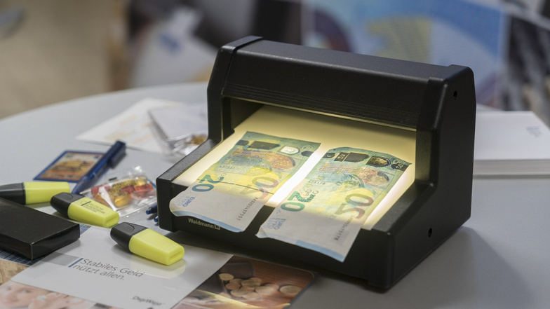 Falschgeldtest: Die Bundesbank zeigt, wie man gefälschte 20-Euro-Scheine im Licht erkennt.