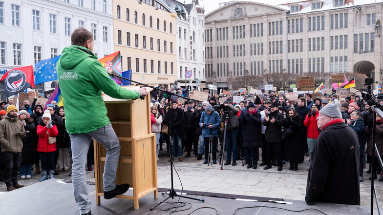 So sah es am 21. Januar auf dem Görlitzer Marienplatz aus. Links die Antifa-Fahne, vorn Ministerpräsident Michael Kretschmer.