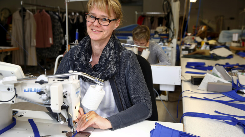 Näherin Kathrin Reichel von der Firma Raetz Textilien im Kamenzer Ortsteil Thonberg hat dieser Tage alle Hände voll zu tun mit Atemschutzmasken. Sonst werden hier Damenjacken gefertigt.