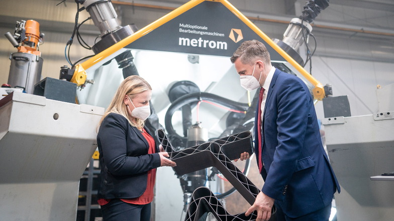 Schnell gedrucktes Bauteil: Geschäftsführerin Susanne Witt und Wirtschaftsminister Martin Dulig halten ein Produkt aus dem 3D-Kunststoffdrucker. Metrom in Hartmannsdorf hat mit Fraunhofer-Hilfe verschiedene Werkzeuge für die Herstellung kombiniert.