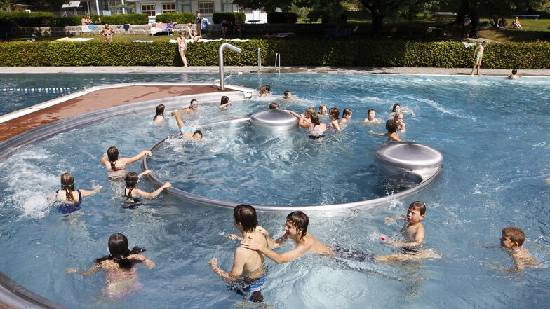 Bei schönem Wetter herrscht im Schwimmbad Reichenbach Hochbetrieb. Doch in diesem Jahr darf eine Gruppe hier nicht planschen.