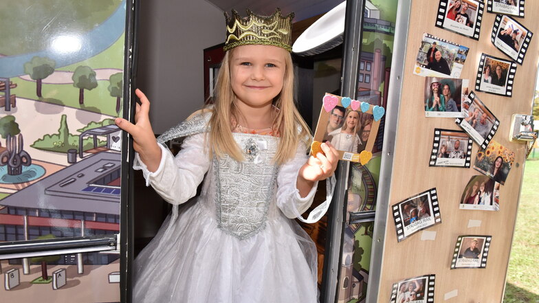 Die sechsjährige Penelope hat sich ein Prinzessinnenkostüm ausgesucht, damit ein Bild in der Fotobox geschossen und noch einen Rahmen dafür gebastelt.